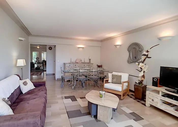 2 Bdr With Garden Next To The Croisette *